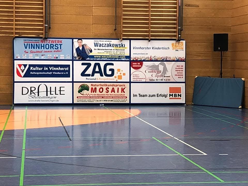 Bandenwerbung mit mehreren Sponsorenflächen in einer Sporthalle