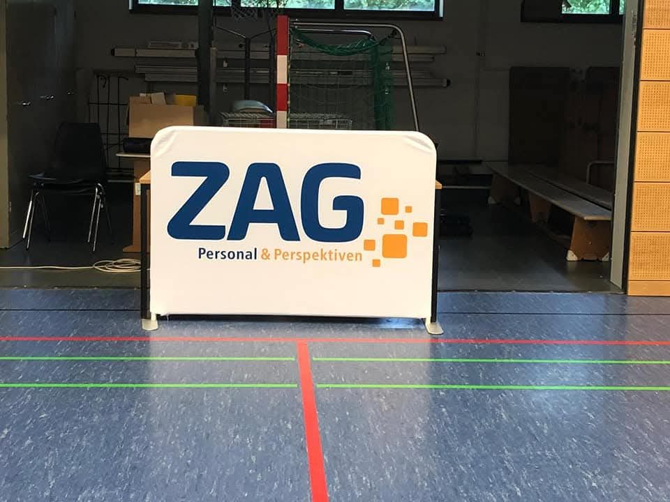 Freistehendes Werbedisplay in einer Sporthalle