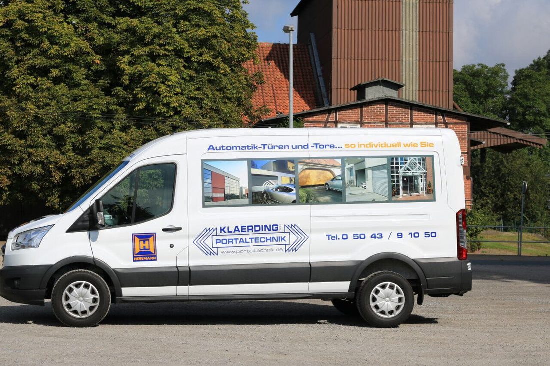 Vollständig folierter Transporter mit Firmenwerbung